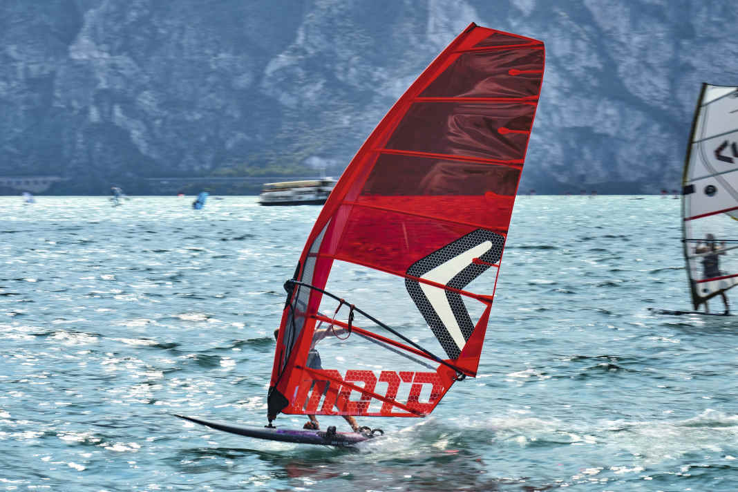 7.8 and 8.4 square metres are - depending on the weight class - the most important sail sizes with which you can really step on the gas in light to medium winds and reach speeds of over 50 km/h.