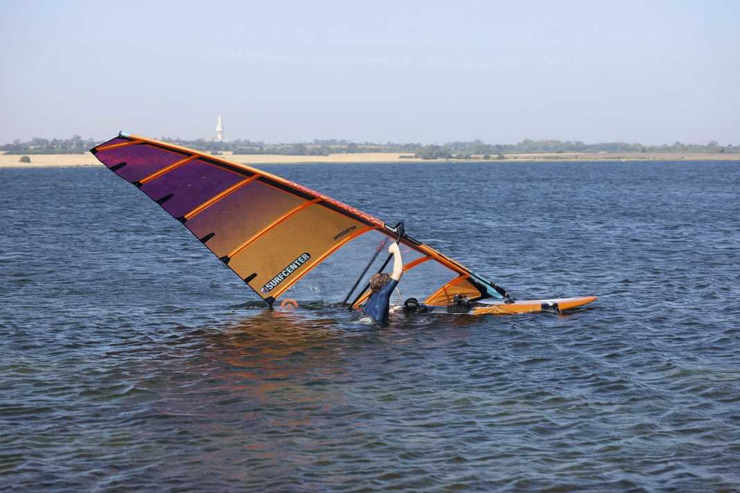 One of the most common mistakes when preparing for a water start: the sail is pushed up the mast and the outhaul hangs in the water
