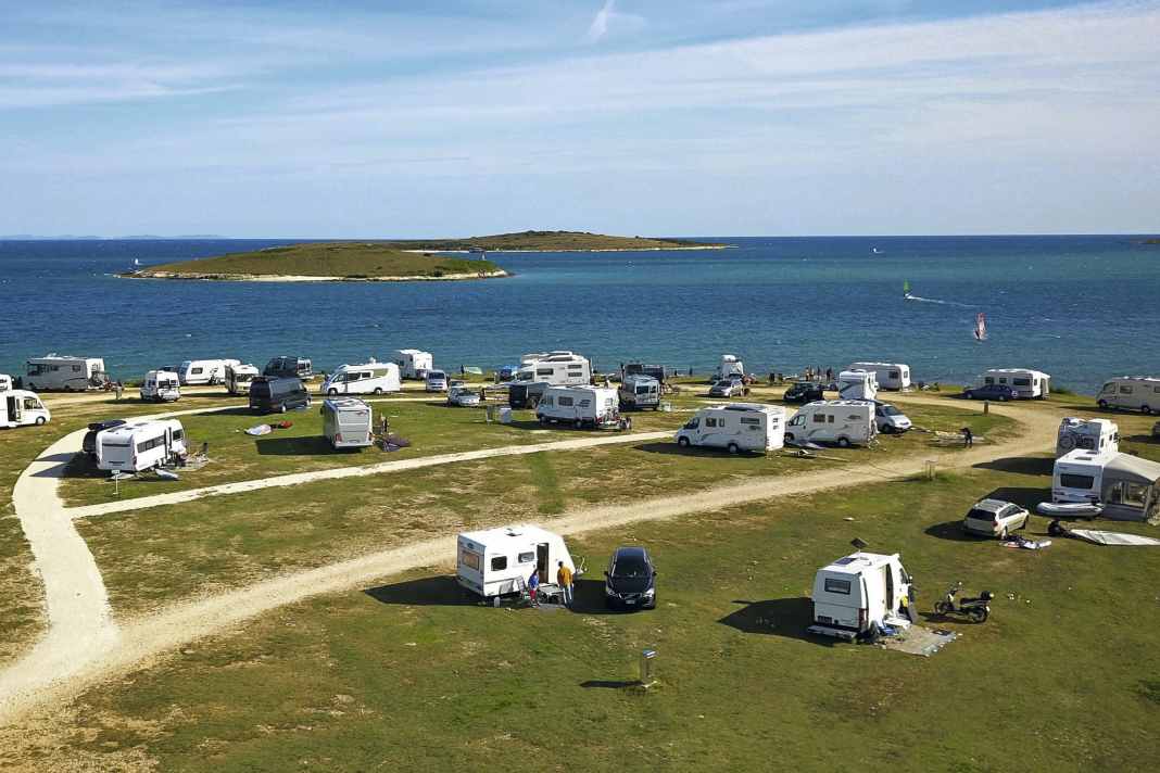 Campen direkt am Spot, das geht in Stupice in Kroatien - ideal für den Start in die Saison
