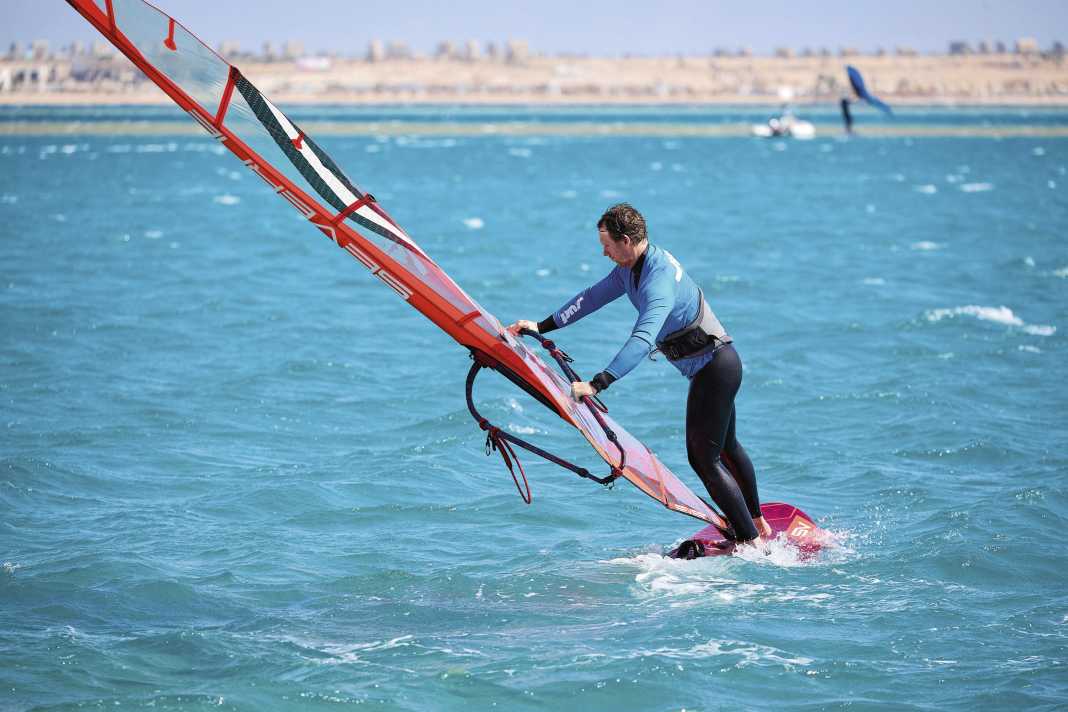 If you feel that the sail is threatening to push you backwards during the forecastle, there is one thing you should not do:...