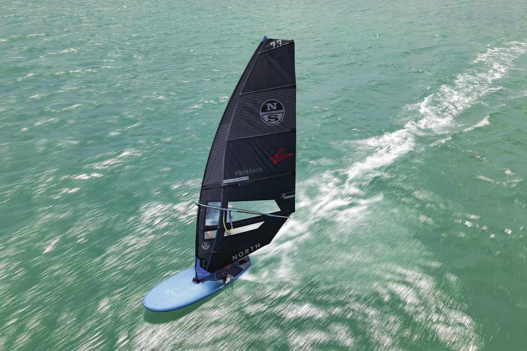 North Sails Freerace: Nahtlos schwarze Schönheit mit beeindruckender Performance aus Leichtigkeit und Kraft.