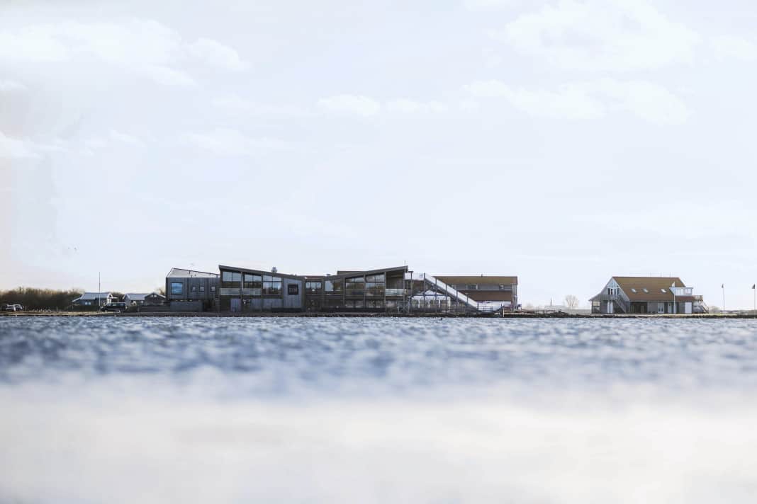 The Brouwersdam is not only the number one destination for many Dutch people, but also for windsurfers from North Rhine-Westphalia. You can't miss the Jendrusch family's mighty Zeil & Surf Centre when you visit.