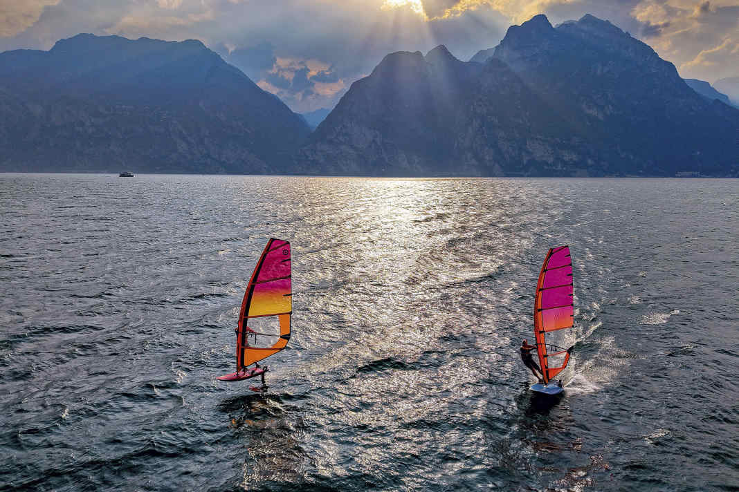 Ob Finne oder Foil: Darüber entscheiden drei Knoten, die du mit dem Foil noch gewinnen kannst –  oder einfach dein Style. Denn auch mit der Finne ist Gleiten bei zwölf Knoten gut machbar.