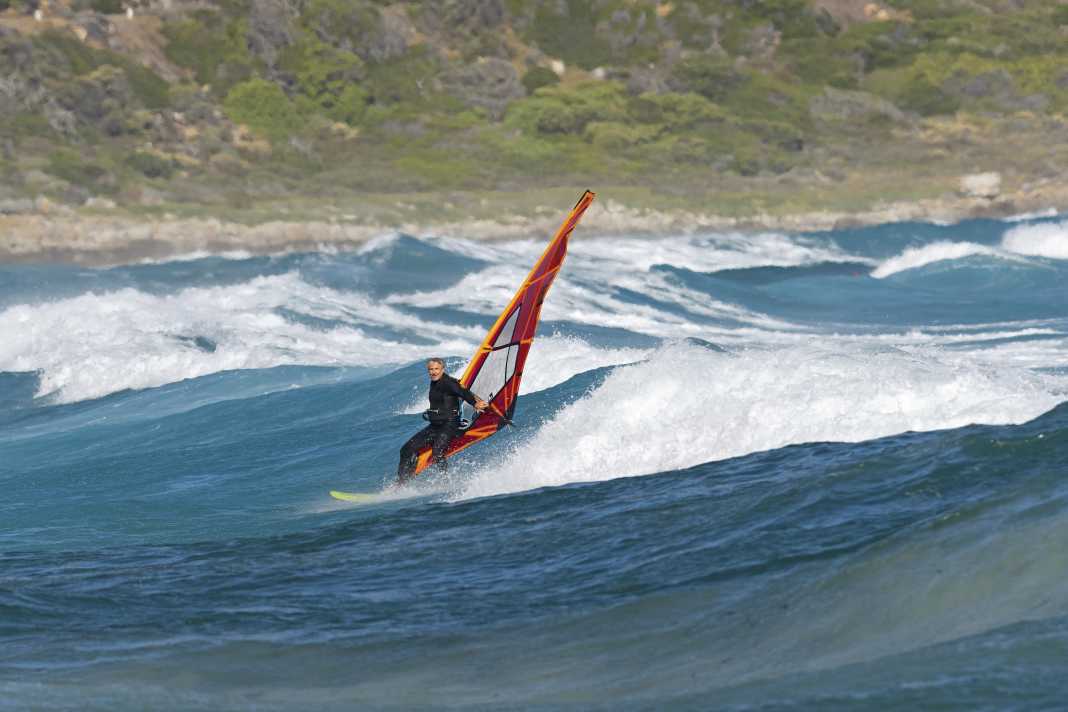 The perfect wave for the cowboy runs for a long time without really breaking. At spots where the waves crash powerfully and hollowly onto the sandbank, the cowboy should not be on the to-do list. In this sequence, the wind is coming from the left.
