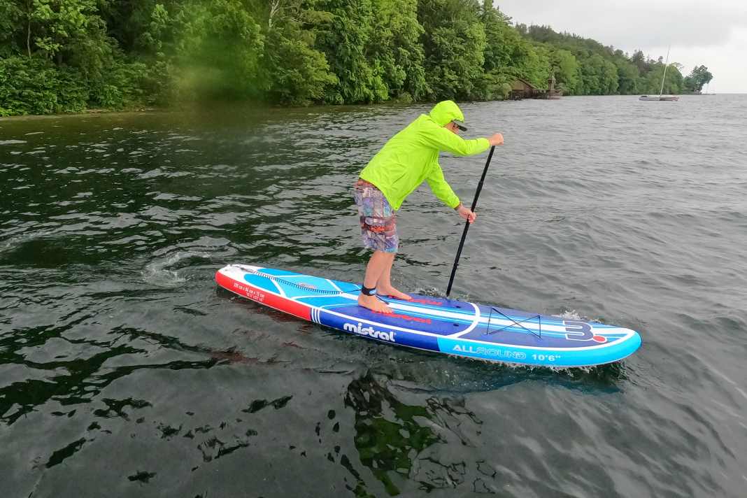 The board runs straight with three fins.