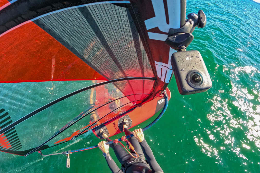 Blick aus der GoPro Hero 13. Darunter, am Mast montiert: die DJI Osmo 360. Am Endstück filmt die Insta360 X5.