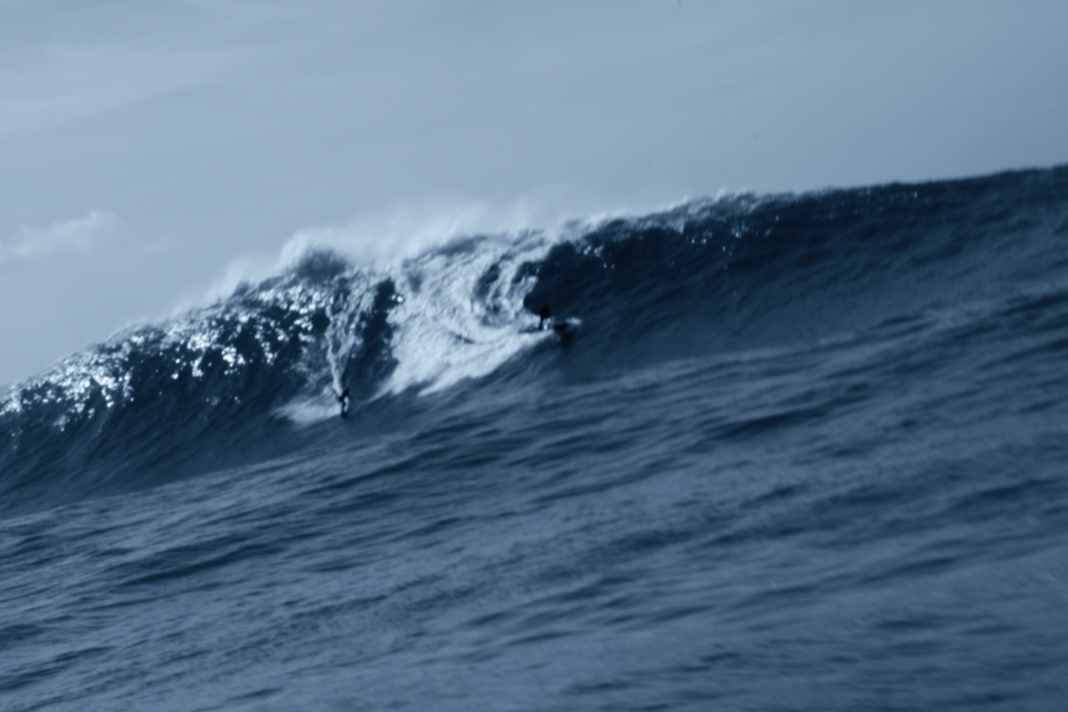 Der Film "L E N A" zeigt Deutschlands erste Big Wave Surferin Lena Kemna