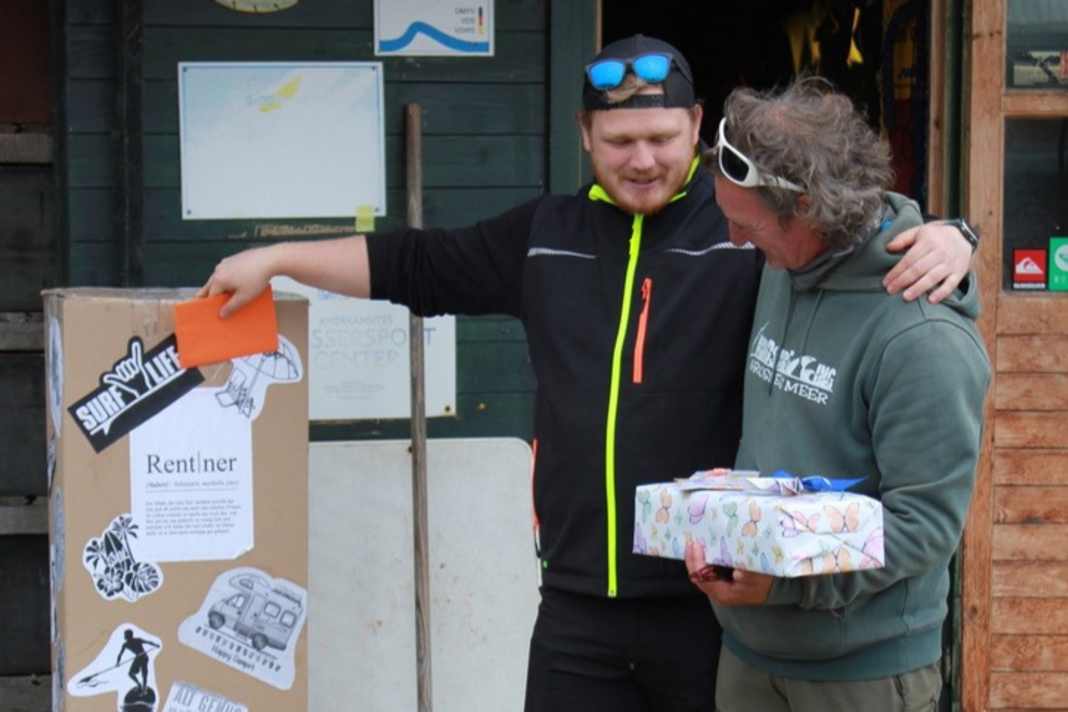 Christian Bekker (l.) übernahm vor einigen Monaten die Surfschule am Großen Meer Jens Radde