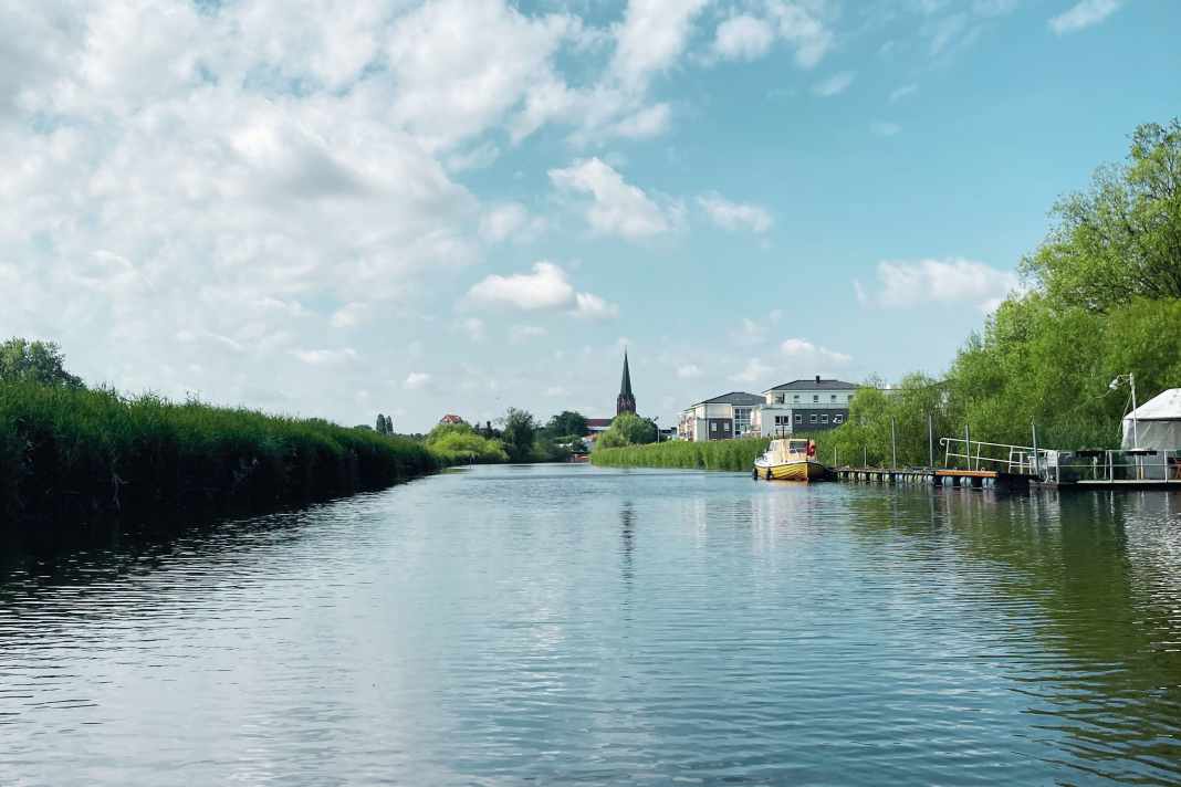 Start of the "Hidden Waters of New Jork" tour in Buxtehude harbour with a view of the Buxtehude church tower.