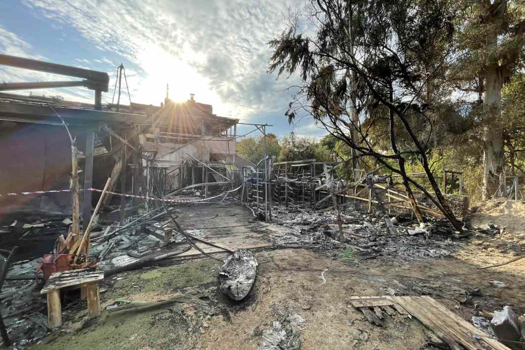 Das vom Feuer zerstörte Windsurf Center von Tony Frey