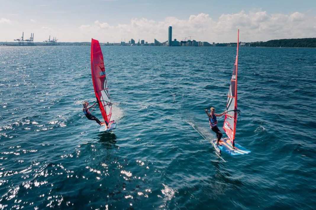 The iQ-Foilers Alfred Dixen and Marinus Tambo want to foil once around Denmark.