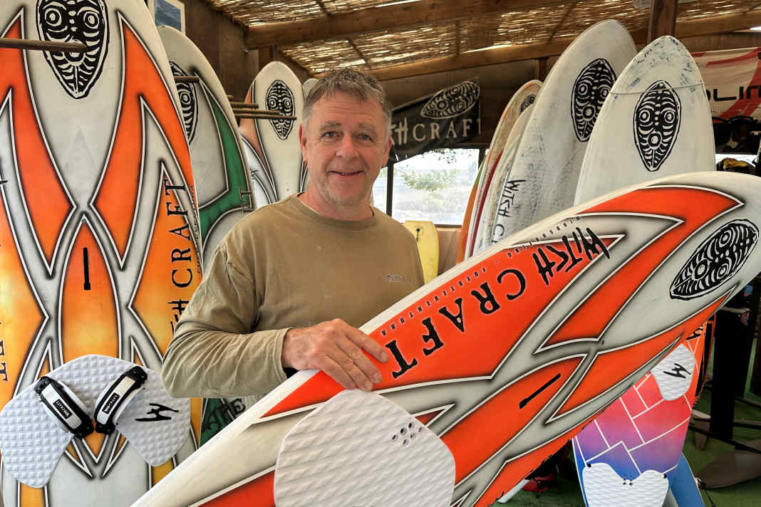Bouke Becker gehört seit über 30 Jahren mit seinem Label Witchcraft zur Surf-Szene auf Fuerteventura.