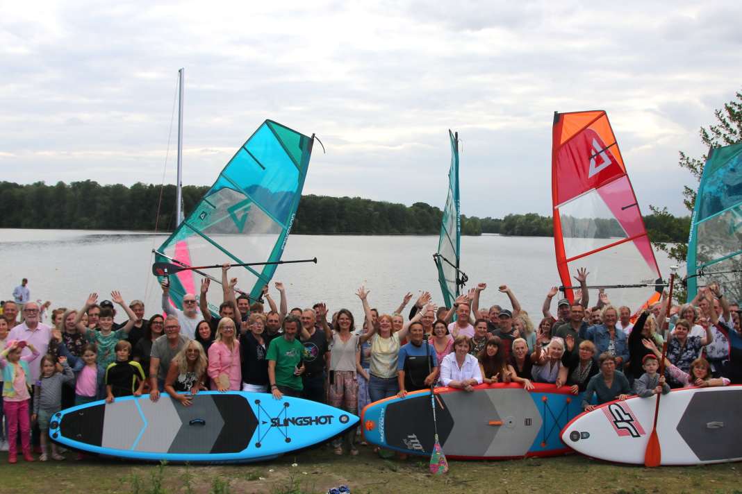 The 500 members of the Hilden Windsurfing Club did not all fit into the anniversary photo