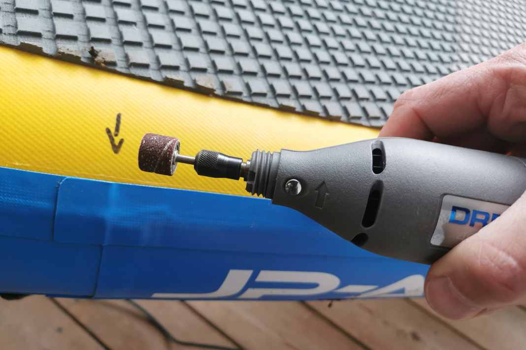 A multi-tool for grinding is helpful for the repair, but it can also be done by hand.
