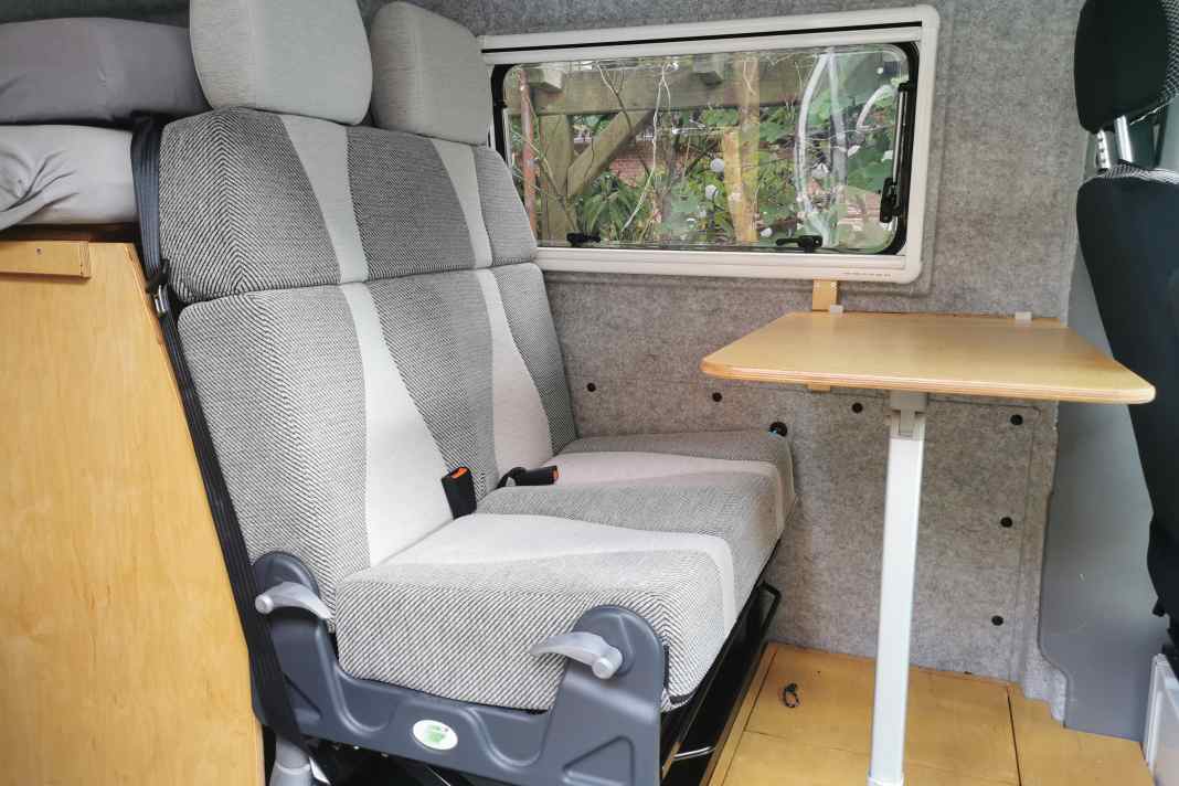 Mit klappbaren Bänken lässt sich der Sitzbereich in ein Bett umwandeln