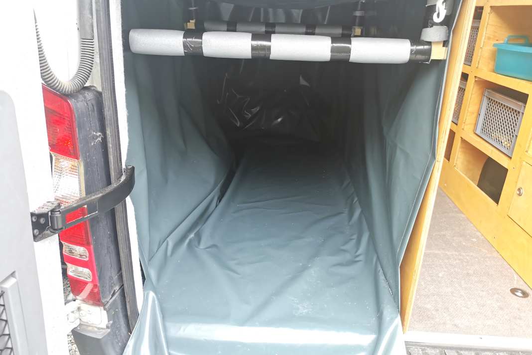 A customised tunnel made of waterproof tarpaulin can simply be screwed in with a few strips