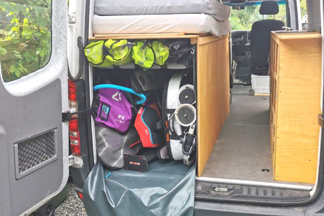 Der Surfbus-Ausbau ist immer individuell. Wir geben euch etwas Inspiration für den Einbau einer "Surfgarage"...