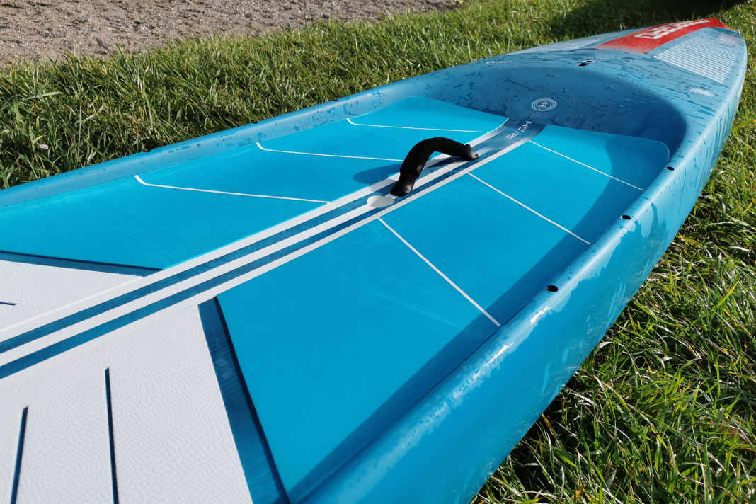 The deck is lowered but significantly less than on the Allstar or the canoe-like Sprint.