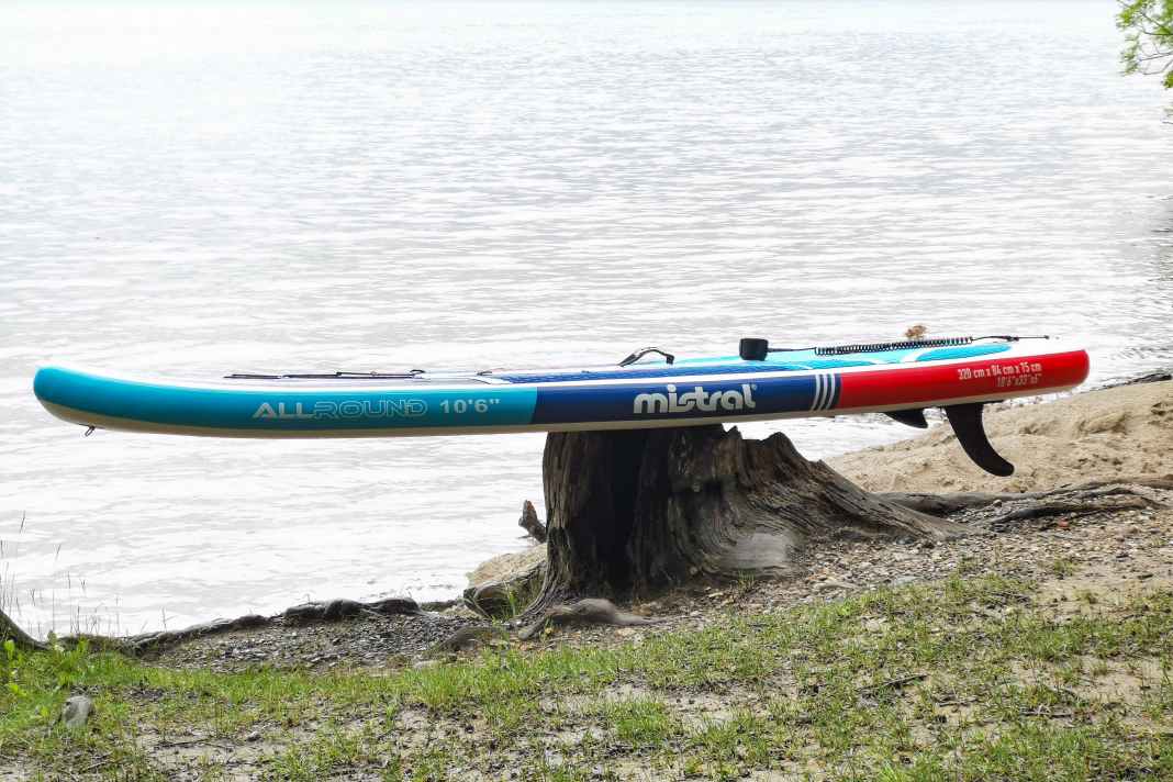 The body is slightly curved, the edges are double reinforced