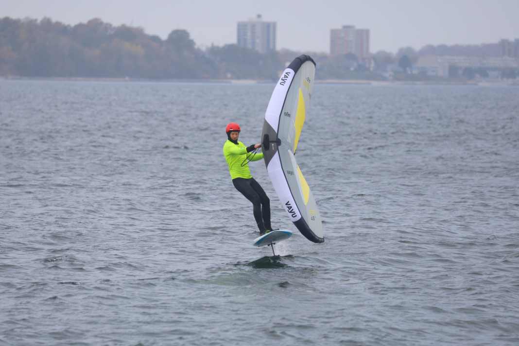 With this version of the Upwind-360 you also get maximum speed on a half-wind course and check the free space to windward