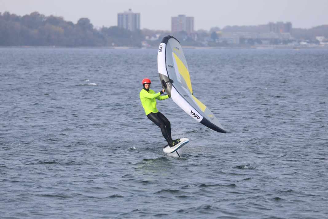 Get as much speed as possible on a half-wind course and check the free space to windward. Note: The wind is coming from the left in this sequence