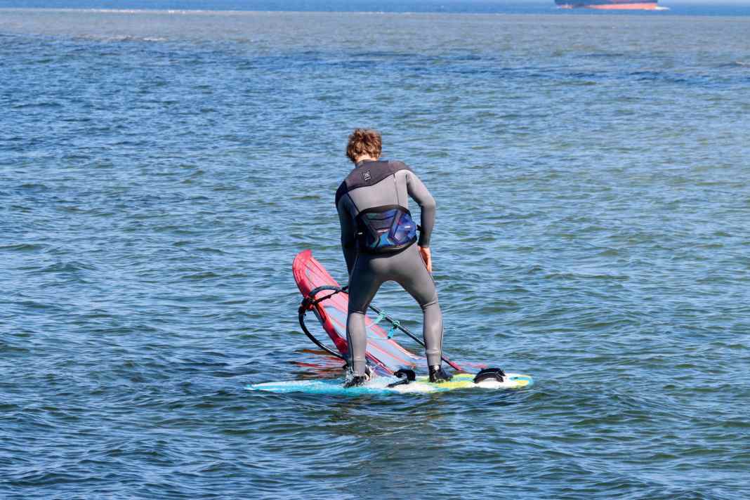 Reine Foilboards haben im Vergleich zu Windsurfbrettern kompaktere Maße mit kürzerem Bug und viel Volumen im Heck. Achte deshalb beim Schotstart darauf, den Bug nicht zu sehr zu belasten, stehe mit dem hinteren Bein weiter hinten als gewohnt
