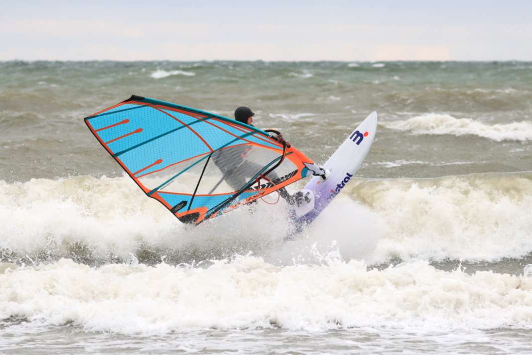 We tested the Mistral Hookipa 93 waveboard on the Baltic Sea, ....