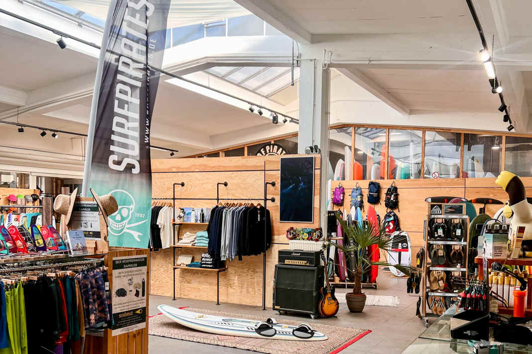 Surfpirates in Flensburg hat mit Windsurfen, Wingen, SUP und Kiten das volle Angebot