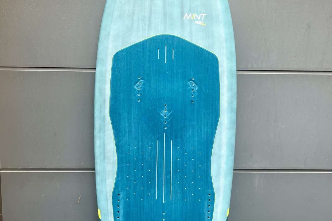 In ein normales Foilboard ließ Guillaume zusätzliche Plugreihen einbauen