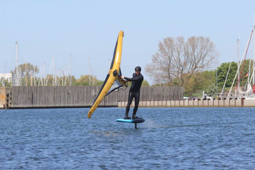 Let's go! Ride in switch stance and on a half-wind course - the wind is coming from the right in our sequence