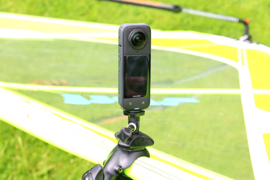Die Insta360 X4 lässt sich über ein großes Touch-Display bedienen
