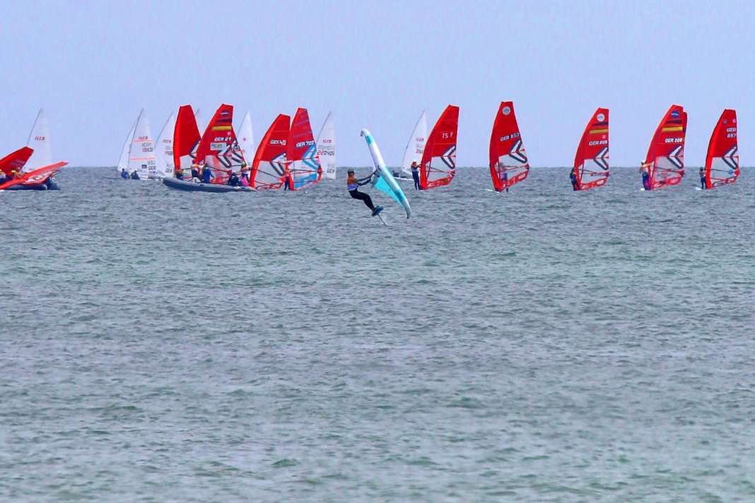 Wind- und Wingfoiler trafen sich beim 1. Strander Foil-Cup