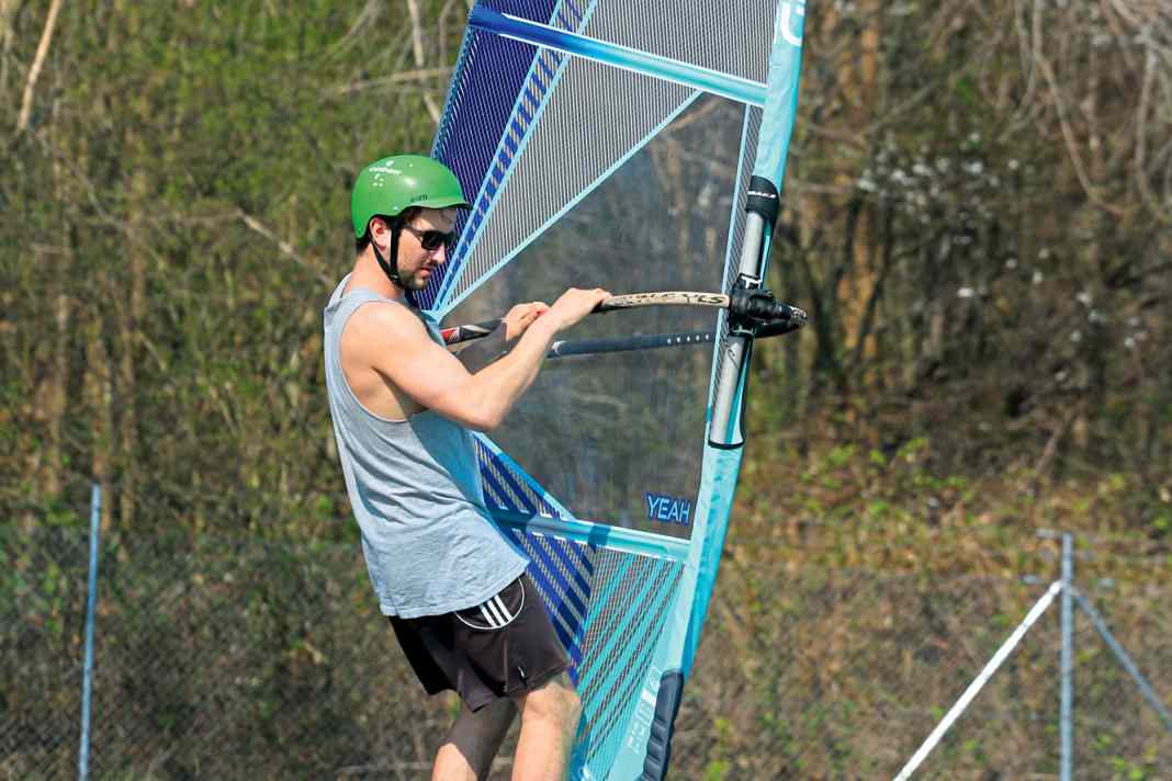 Starte dazu auf Halbwindkurs und hole etwas Speed