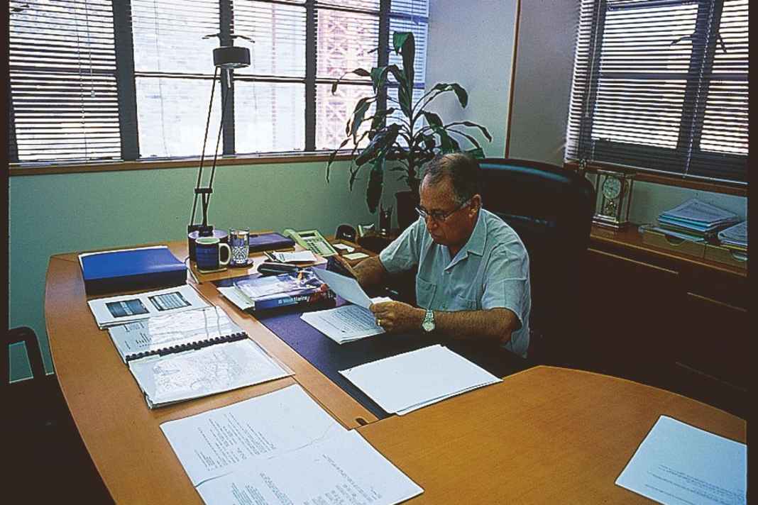 Neil in seinem Büro - er war noch ein Manager der alten Schule - mit Sekretärin und ohne Notebook.