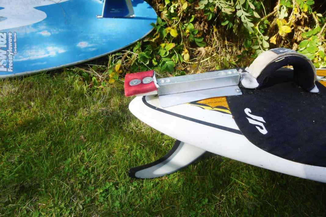 The water start aid is attached to the plugs for the foot straps...
