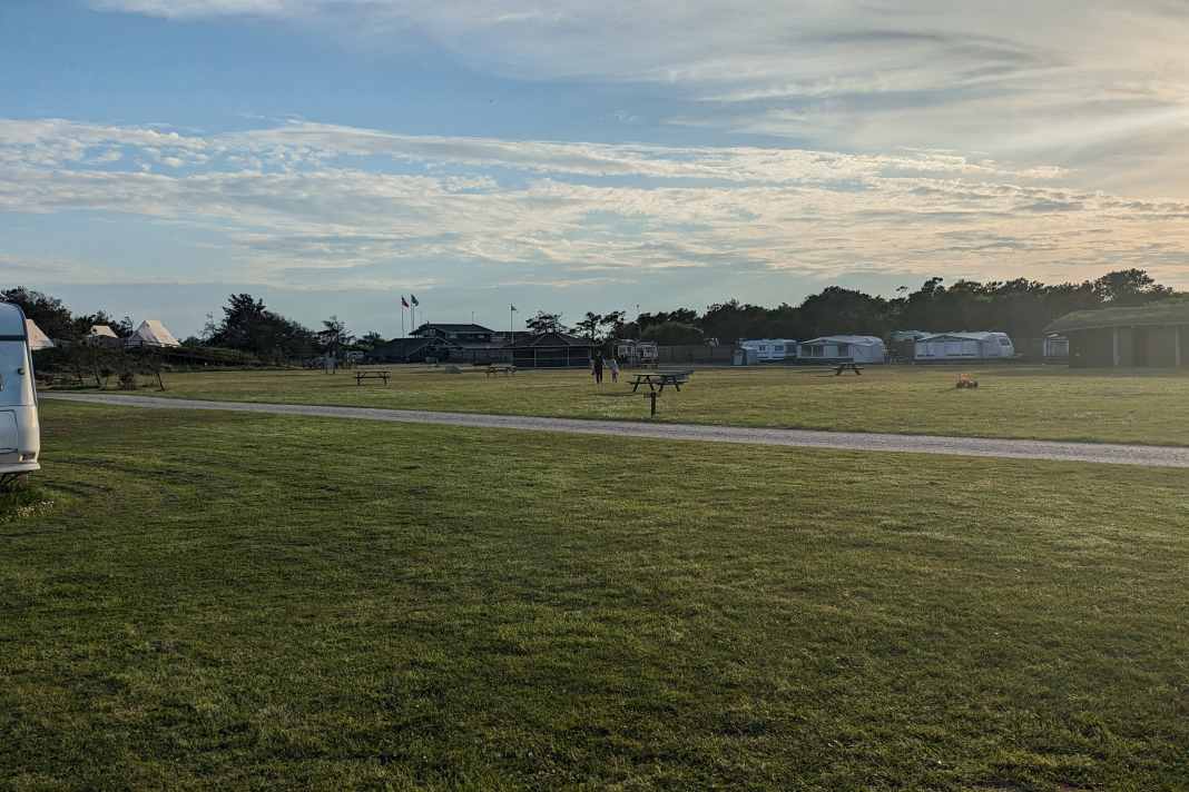 The "surf meadow" in Nystrup is rarely this empty - during the season, numerous vans, tents and motorhomes are parked here in a colourful jumble