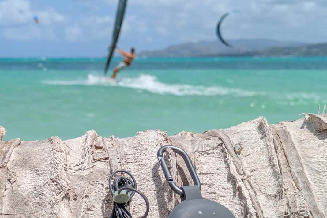 One set includes two different sizes of retaining clips, four pairs of ear adapters in XS, S, M and L, as well as an elasticated silicone safety lanyard and a practical storage capsule with carabiner.