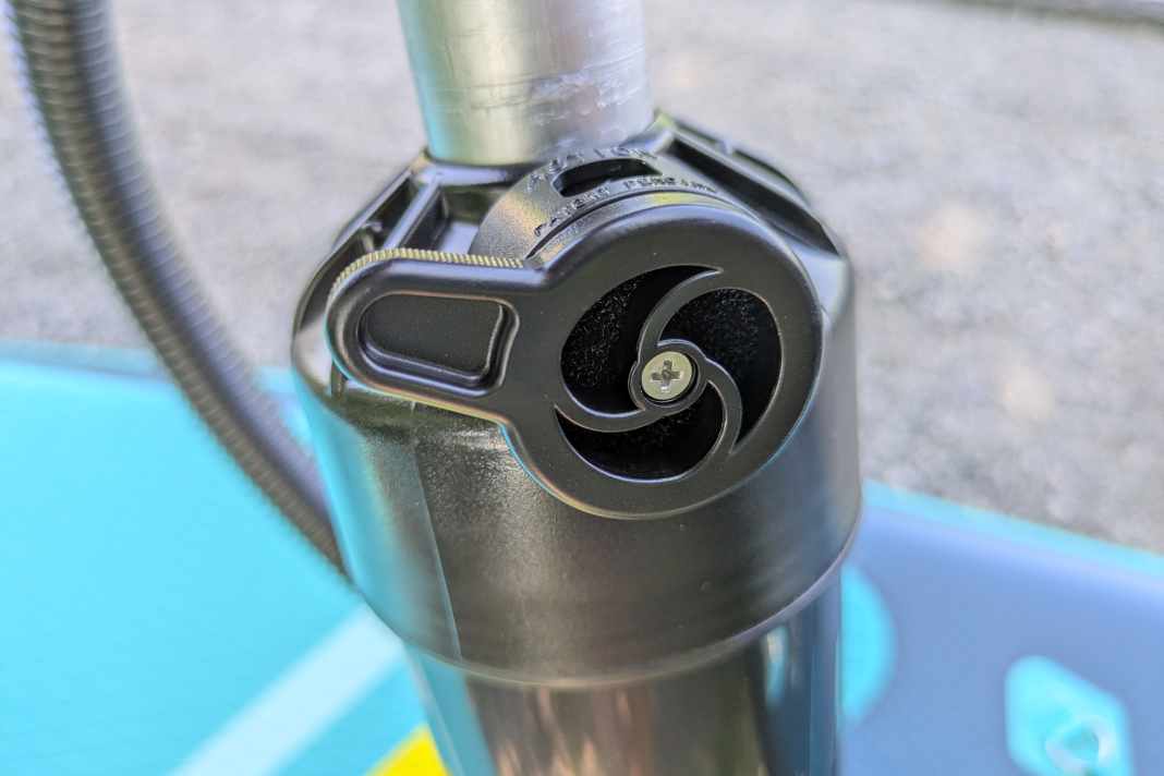Mittels Umschalthebel lässt sich die Pumpe wahlweise auf Pumpen bei Zug&Druck oder nur auf Druck umstellen.