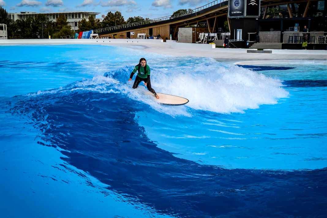 The intermediate session (here pointbreak through the whole pool) is ideal for midlength and shortboards.
