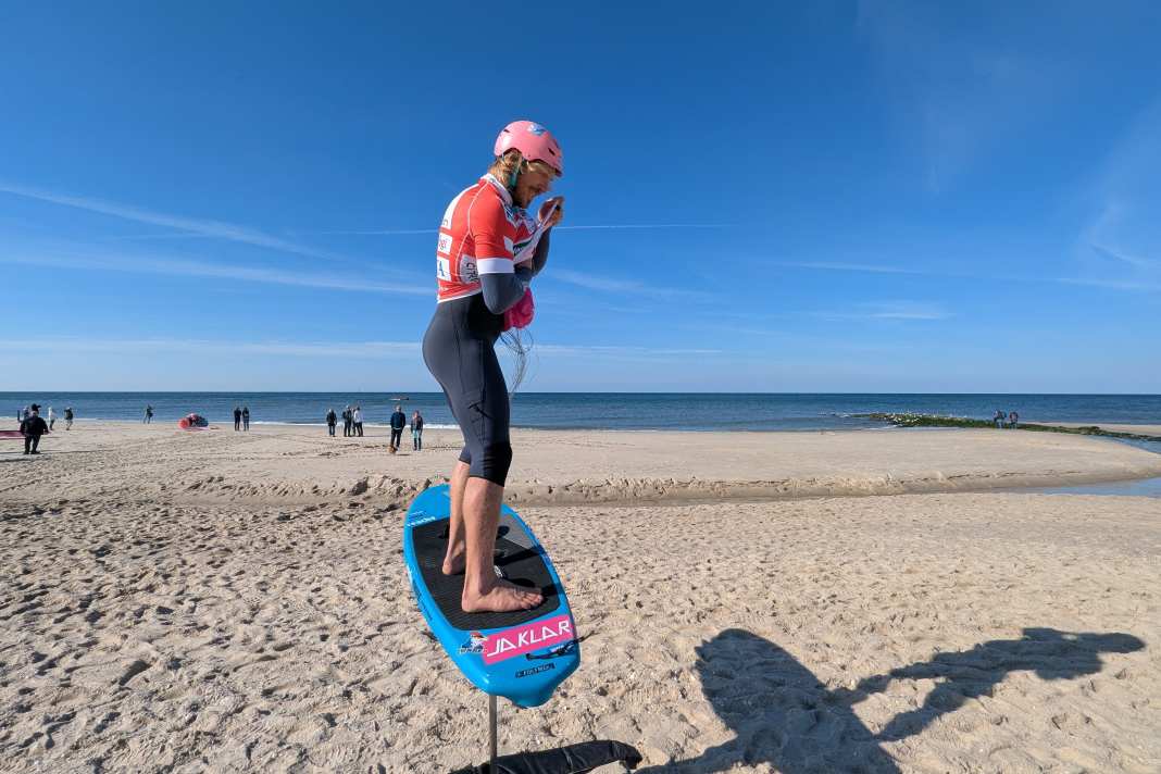 You can launch the parawing when you are still on the foil or kneeling when the board is bobbing. Choose a light space wind course and get the parawing out of the bag or from under the lycra