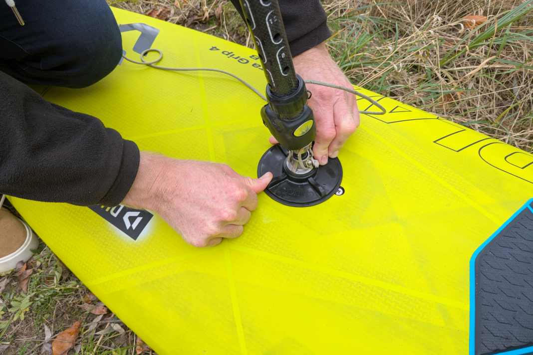 If the base plate cannot be unscrewed with finger force...