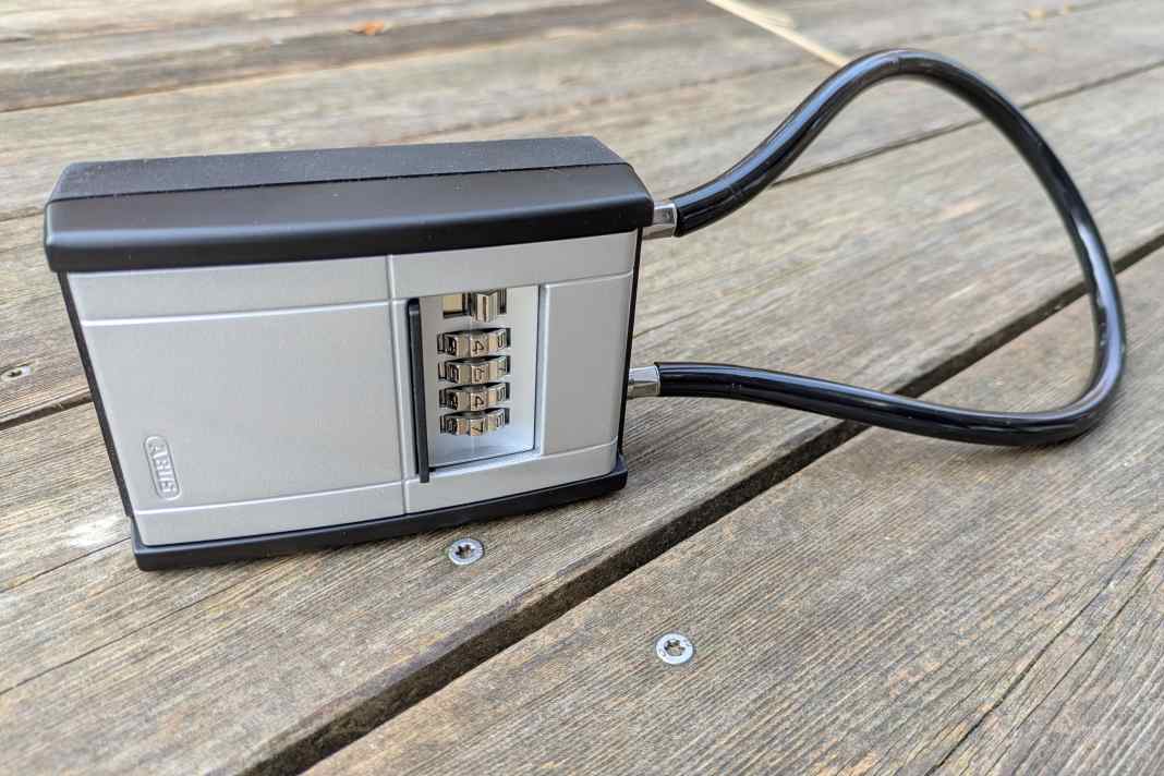 Die bewährte KEy Garage kommt neu auch  wahlweise mit einem langen Stahlkabel für noch flexiblere Befestigung.