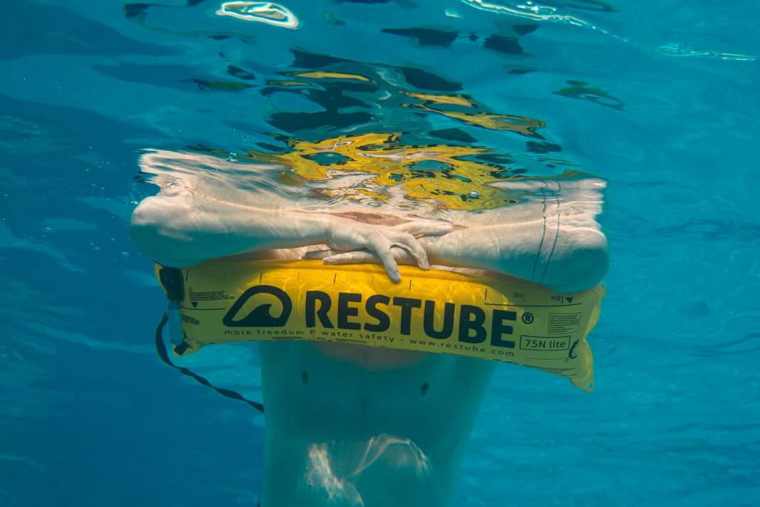 Die aufblasbare Restube-Boje soll im Notfall vor dem Ertrinken retten