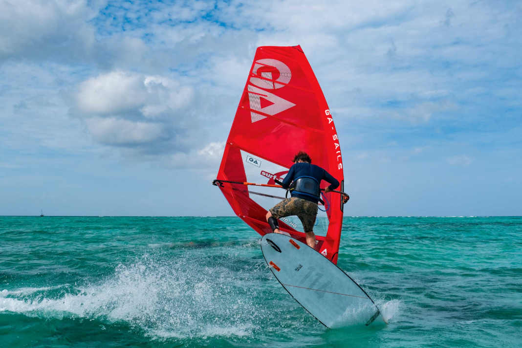 RRD Power Move 114 Ltd: Most boards come with three fins as standard. The characteristics can be changed by switching between one and three fins.