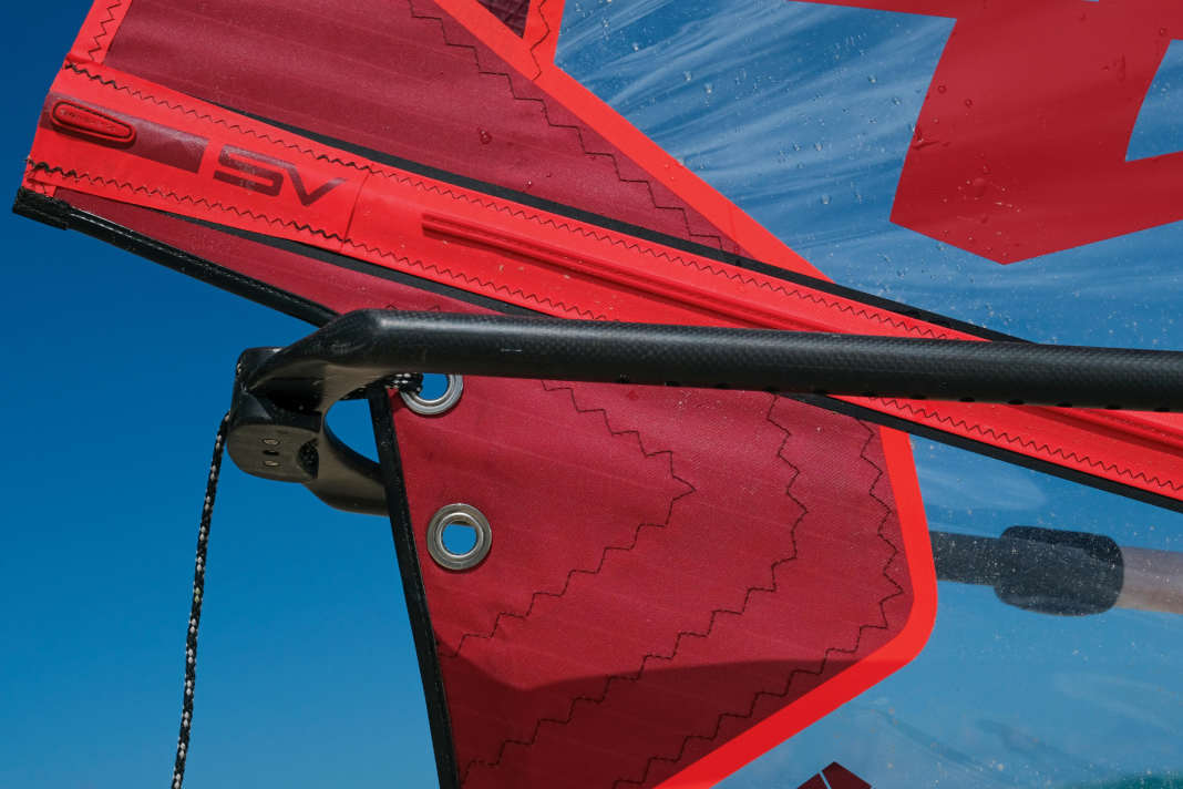 Most sails have a choice of two eyelets on the clew. Threaded into the upper eyelet, a sail gets a little more power, the lower eyelet is chosen for strong winds and more control. The selection also offers some leeway for riders of different sizes.