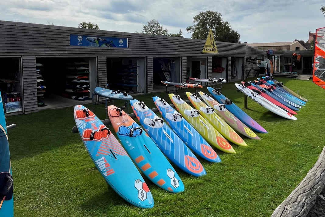 Beim Surfshop Fehmarn in Landkirchen lohnt sich auch die Suche nach einem gebrauchten Schnäppchen