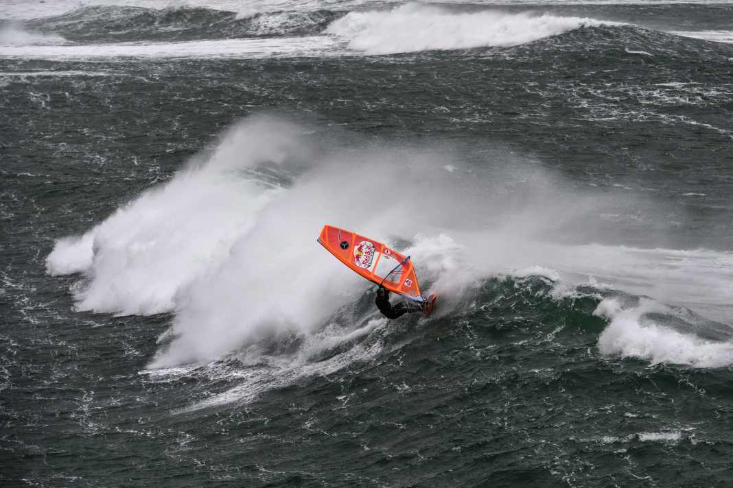 2019 war auch Robby Swift beim letzten Red Bull Storm Chase in Magheroarty in Irland dabei. Foto_ Joerg Mitter / Red Bull Content