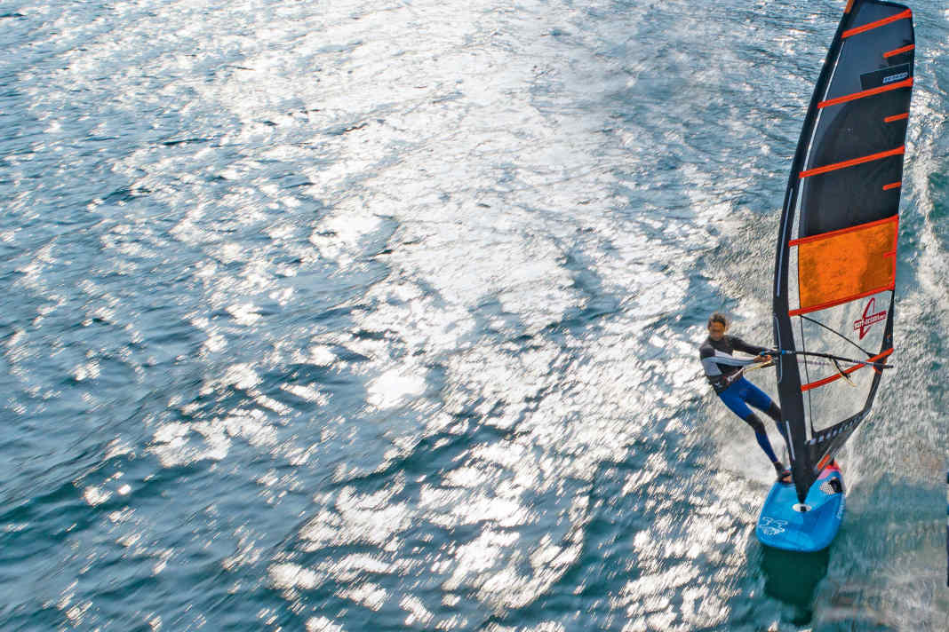 Magischer Moment: Auf der Finne glühen im Morgengrauen mit dem Starboard Futura.