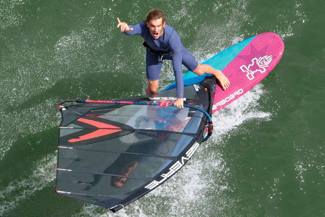 Variety is good for you. Julian Wiemar shows you a dynamic jibe variation for your next (summer) session with the backwind jibe.
