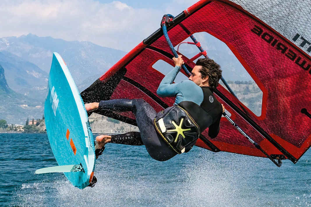 Was macht eine gute Freeride-Finne aus? Finnen-Designer Michael Schill klärt auf. Und wir liefern 		dir 	die  wichtigsten Basics zu Profil, Rake und die 		richtige Länge